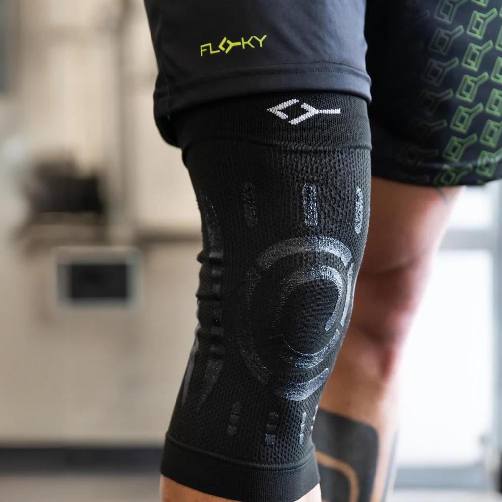 FLOKY KNEE Support Brace Black 1 pcs pack - Knee Support Knee Brace Kompresi Lutut untuk Padel, Tenis, Badminton, Running, Basketball, Volleyball, Pereda Nyeri Lutut & Stabilitas Patella - Image 3